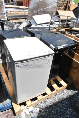 Four mini coolers, including Galanz GLR31TS1E02 and GLR33MBKE23, Nostalgia IRF32BK, and GE TAX4DNCAWH, on pallet.