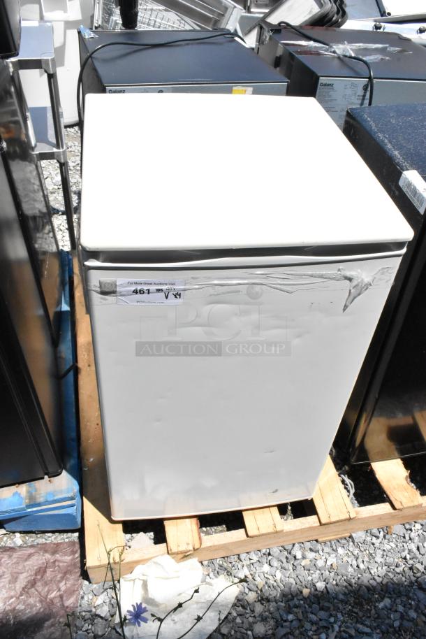 4 Various Mini Coolers Including Galanz GLR31TS1E02, Nostalgia IRF32BK, Galanz GLR33MBKE23, General Electric TAX4DNCAWH. 4 Times Your Bid! - Image 2 of 9