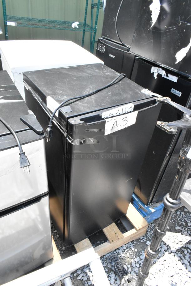 4 Various Mini Coolers Including Galanz GLR31TS1E02, Nostalgia IRF32BK, Galanz GLR33MBKE23, General Electric TAX4DNCAWH. 4 Times Your Bid! - Image 5 of 9