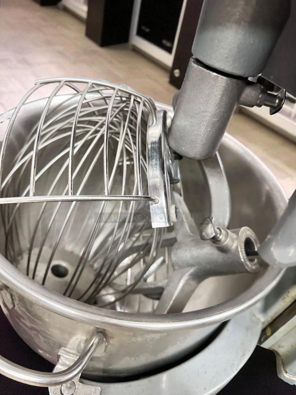 Excellent Condition – Hobart HL200 – 20 Qt Commercial Planetary Mixer – Fully Tested & Working! - Image 6 of 7