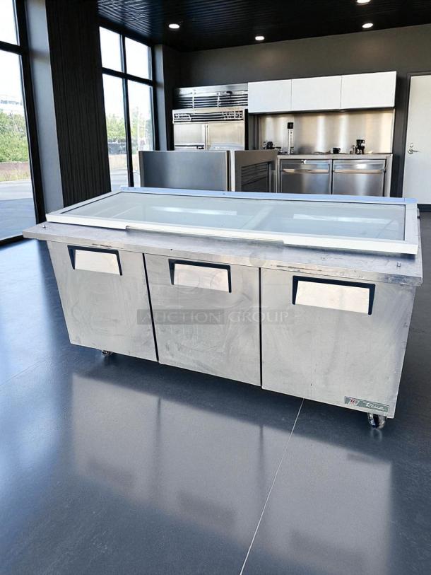 Excellent Condition – True TSSU-72-30M-B-ST – 3-Door Refrigerated Sandwich/Salad Prep Table – 115V – Fully Tested & Working! - Image 5 of 10