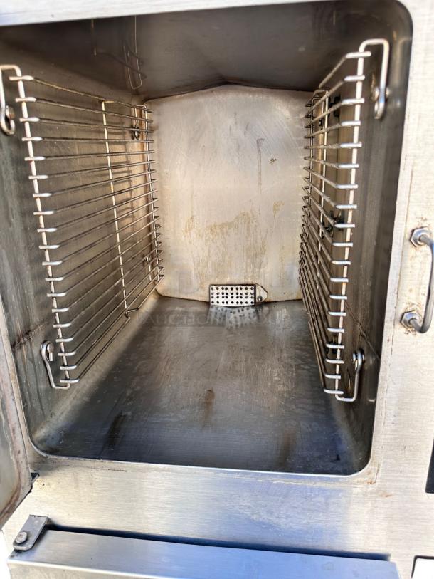Cleveland 24CGA10 gas steamer, double compartment; stainless steel, excellent condition, fully tested, natural gas.