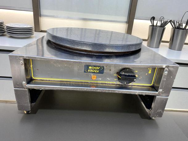 EquipEx 400E electric crepe maker with 15" cast iron plate. Excellent condition, fully tested, visible control dial.