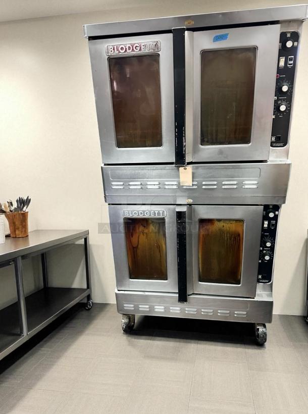 Blodgett DFG-200 double stack gas convection oven in excellent condition, natural gas, fully tested, on wheels.