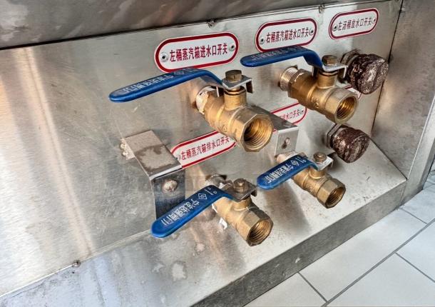 Wellborn BS-65L2 electric soup boiler in excellent condition, showing brass valves and labels. Fully tested, 220V.