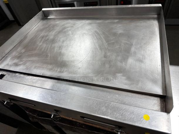 36" commercial flat top griddle in outstanding working condition. Tested and functioning, stainless steel surface.