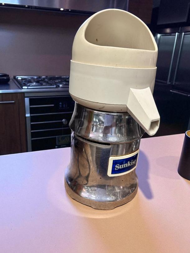 Sunkist 8R AOZ commercial juice extractor, stainless steel, tested and working, 115V, excellent condition, visible logo.