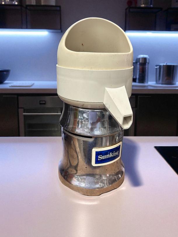 Sunkist 8R AOZ commercial juice extractor, stainless steel, 115V, in excellent condition, features Sunkist logo.