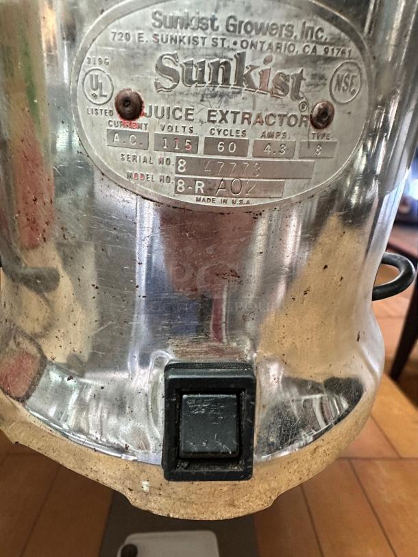 Sunkist 8R AOZ Juice Extractor, commercial grade, 115V, tested, working condition, visible model and serial labels.