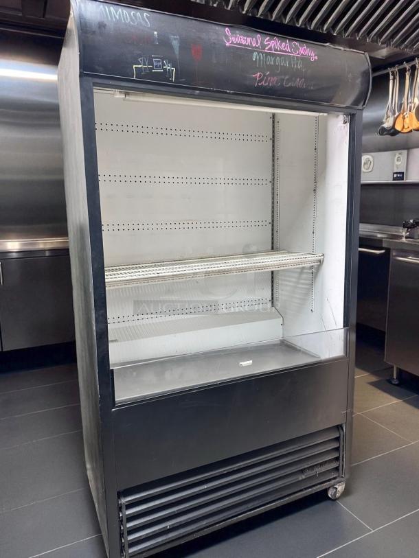 True TAC-48 refrigerated air curtain merchandiser, 48", in excellent condition, 208/230V, fully tested and working.