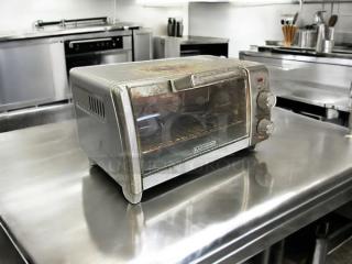 Black and Decker TO1787SSRFP Crisp 'N Bake™ 4-slice toaster oven. Stainless steel, fully tested, great condition.