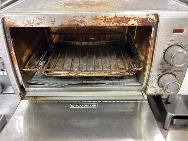 Black and Decker Crisp 'N Bake™ Air Fry 4-Slice Toaster Oven, Model TO1787SSRFP, in well-used condition, fully tested.