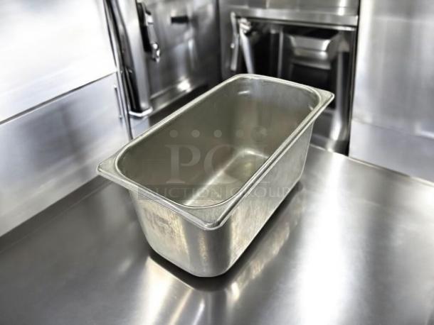 Stainless steel hotel pan, excellent condition, rectangular shape, polished surface, fully tested, ideal for commercial use.