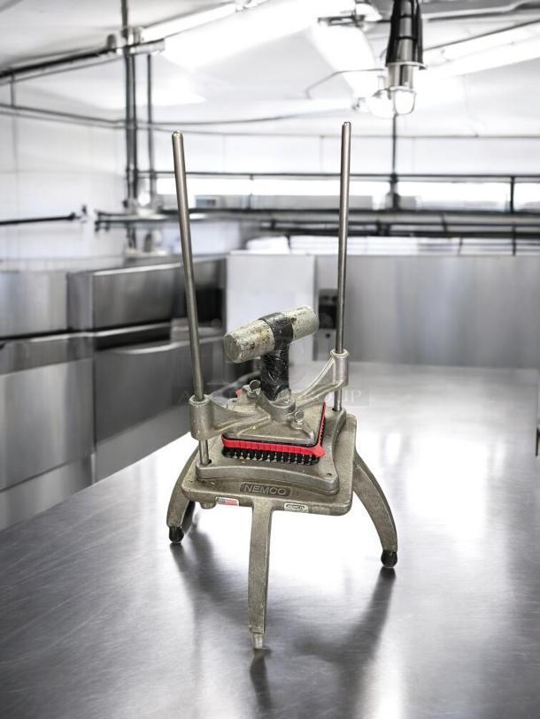 Nemco 55500-1 Easy Chopper vegetable dicer, 1/4" cutting grid. Great condition, fully tested, interchangeable blades.