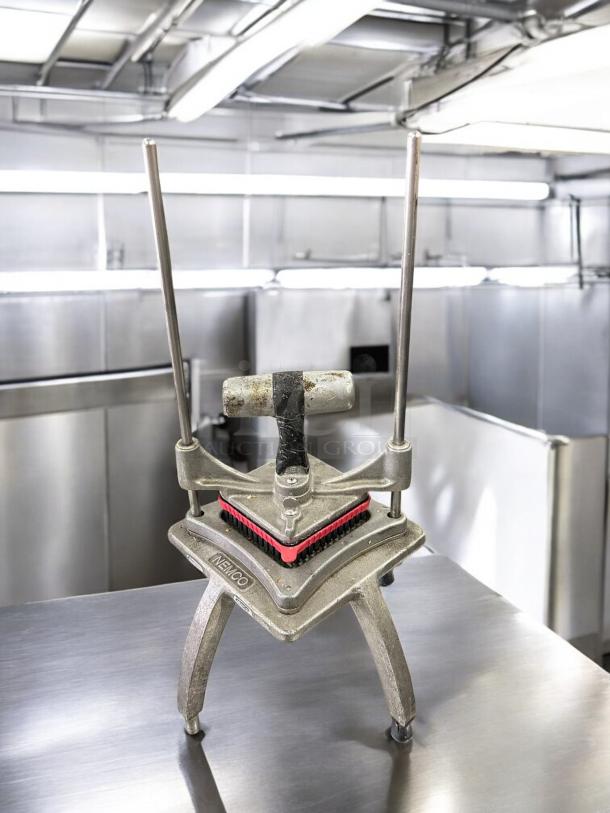 Nemco 55500-1 Easy Chopper Vegetable Cutter, great condition, with 1/4" interchangeable cutting grid, fully tested.