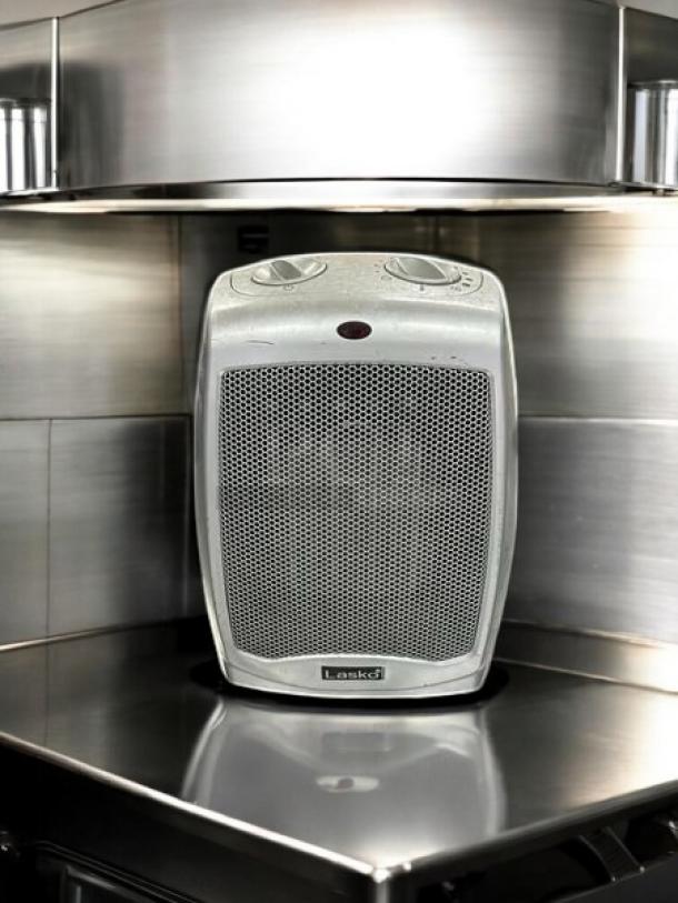 Lasko electric portable heater, great condition, gray finish, 100 sq ft coverage, fully tested, top control knobs.