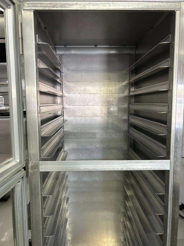 Lockwood CA72-RR18-CD-R display cabinet, 18 pan capacity, clear door, sturdy metal frame, excellent condition. Rolls smoothly.