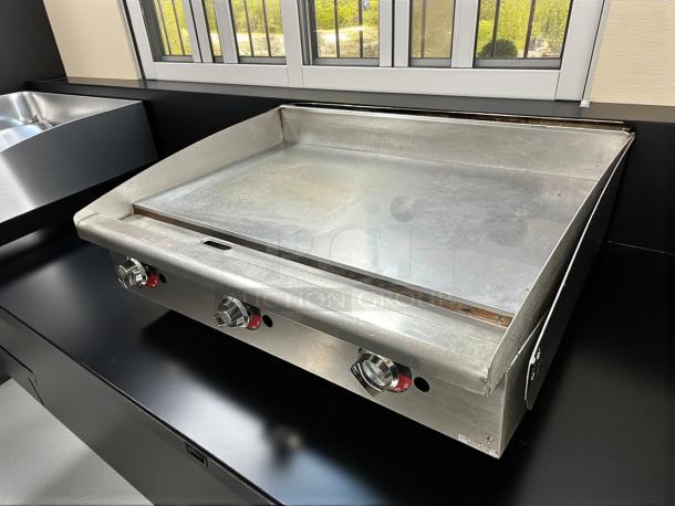 Star Max 636MF gas countertop griddle, 36", manual controls, 84,900 BTU. Excellent condition, stainless steel, tested and working.