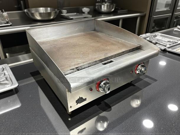 Star 624TSPF 24in thermostatic gas griddle, tested, working condition, with safety pilot. Stainless steel surface, 2 knobs.
