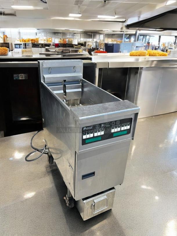 Pitco SFSE14 40-50 lb. Solstice electric fryer, 7" touchscreen controls, 208V, 3 phase, tested working, stainless steel finish.