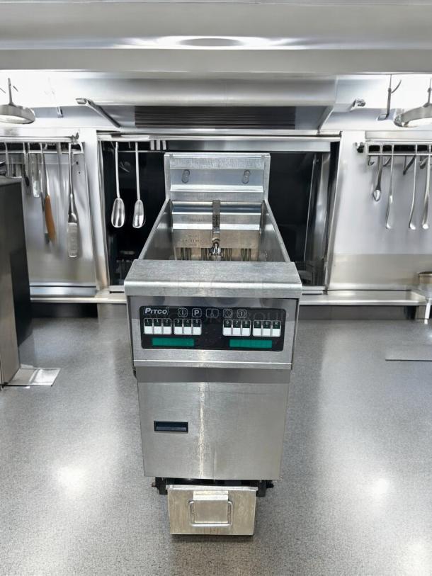 Pitco SFSE14 Solstice Electric Fryer, 40-50 lb. capacity, touchscreen controls, 208V, 3 phase, stainless steel, tested working.