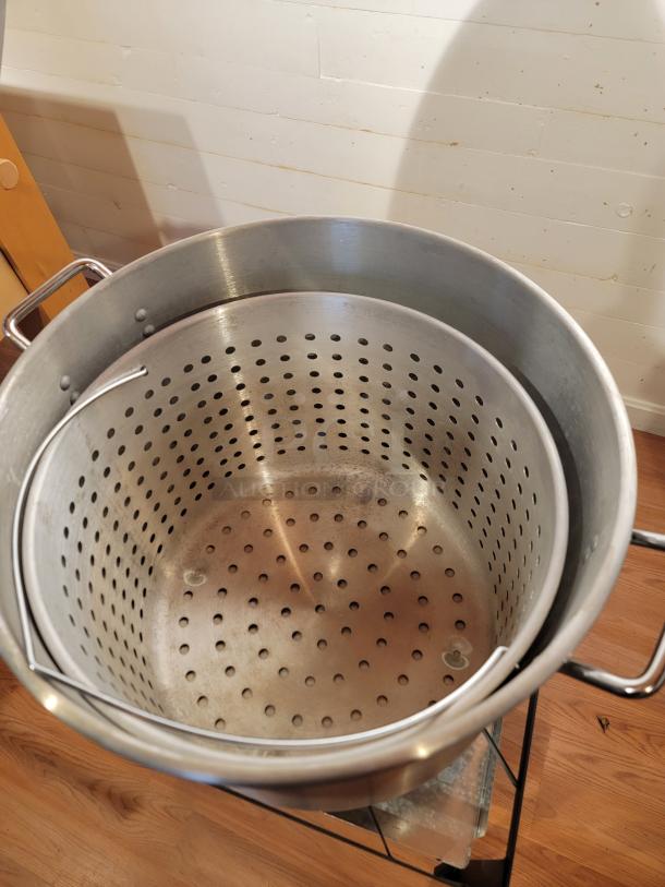 Backyard Pro 80 qt aluminum outdoor propane broiler/steamer with handles, in good condition, with a perforated basket.