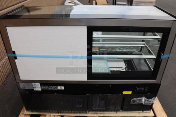 Avantco BC-60-HCB refrigerated bakery display case, 60", black, curved glass broken, new with scratches and dents. S/N: 1644401100024.