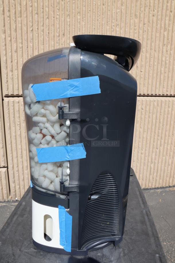 BRAND NEW Zumex 04917 Dark Black Minex Juicer, multitension 100-240V, 13 oranges/minute. Minor front panel damage.
