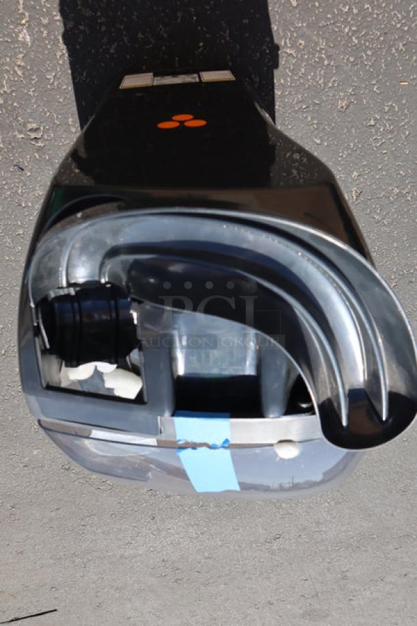 BRAND NEW Zumex Minex Orange Juicer, Model 04917, dark black, 13 oranges/minute, minor front panel damage, multitension.