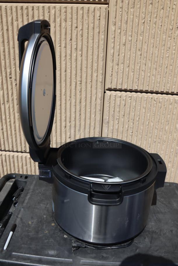Brand new Avantco RCSB90 rice cooker, 90-cup capacity, digital, electric, hinged lid, 240V, 2,500W, slight imperfections.