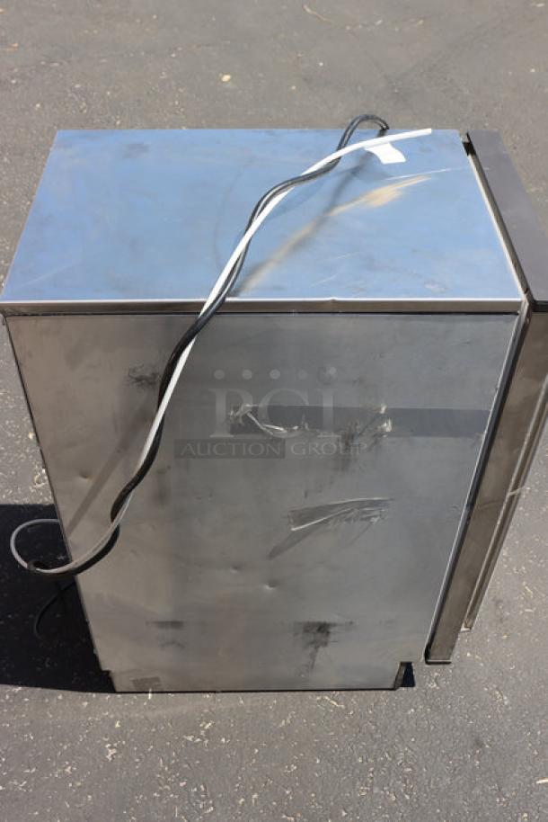 SCRATCH & DENT Manitowoc USE0050A-161 ice machine, visible dents and scratches, 15" undercounter, 45 lb. capacity, 115v.