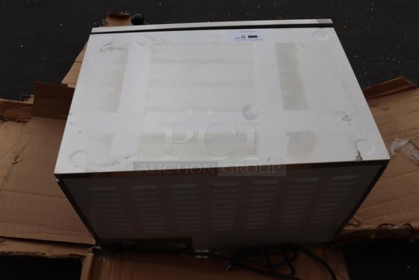 Brand new Avantco DPO-18-DS double deck pizza oven, 3200W, 240V; upper left handle missing, out of packaging.