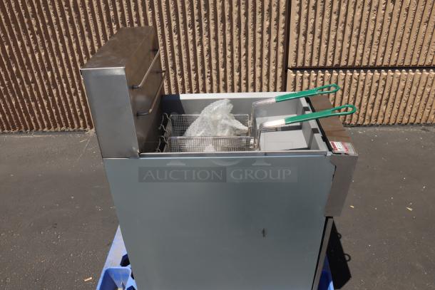 Avantco EF40-208-3 electric floor fryer, 40 lb., 208V, 3 phase, brand new, slight dents, includes dual baskets.
