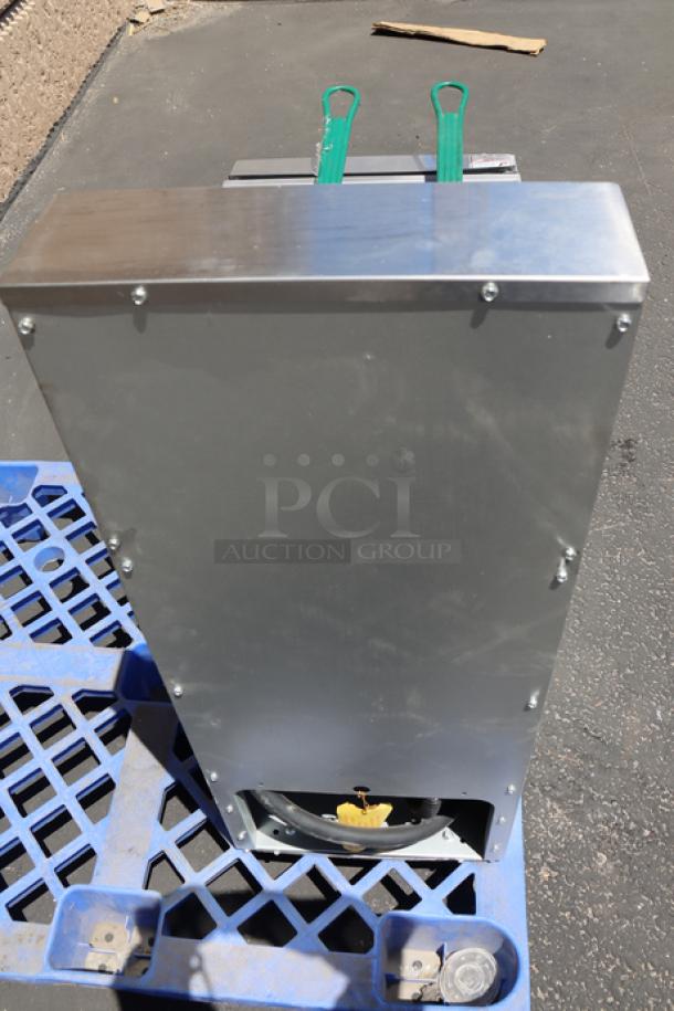 Brand new Avantco EF40-208-3 electric floor fryer, 40 lb capacity, scratch-n-dent condition, serial 2406043205.