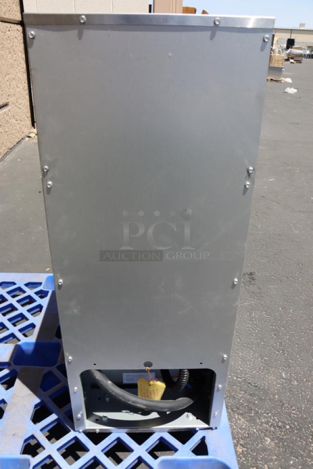 Brand new Avantco EF40-208-3 electric floor fryer, 40 lb capacity, scratch-n-dent, 208V, 3 phase, on blue pallet.