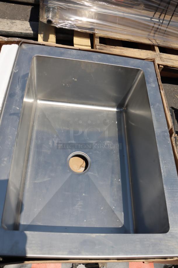 Steelton 28" x 20" x 12" stainless steel mop sink, model 522MS202812. Minor scratching and denting, original packaging damaged.