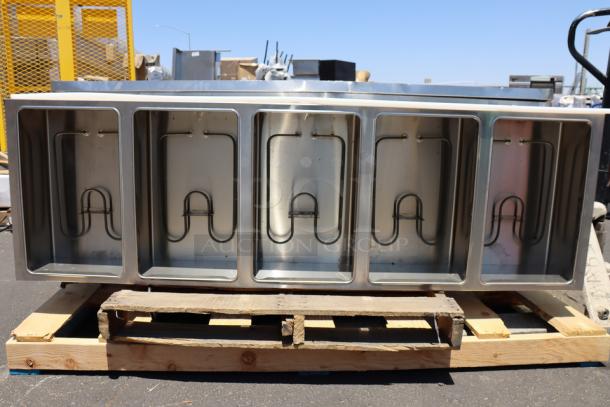 ServIt five pan electric steam table, model 423EST5WOPB. New with scratches/dents. 208/240V, 3750W. Partial base.