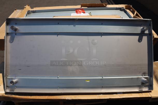 Regency 600T3080G 30" x 30" stainless steel work table, 18-gauge, with galvanized legs. Minor scratches and dents, original packaging damaged.
