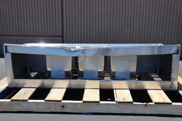 Regency 600B32160213 three-bowl underbar sink with two 13" drainboards, brand new, with visible scratches and dents.
