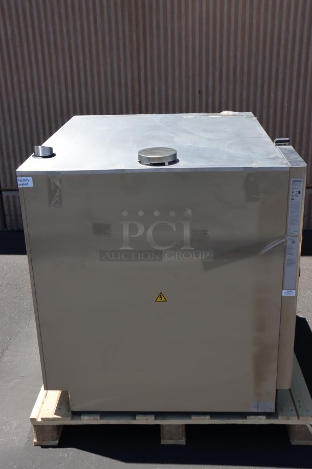 Brand new Rational iCombi Pro 10 pan combi oven, model CE1ERRA.0000222. Scratch-N-Dent, door hinge damaged. Factory sealed.