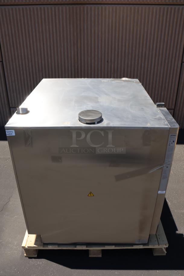 Brand new Rational iCombi Pro 10 Pan Combi Oven, 480V, 3 Phase, WiFi, serial E12SJ23123106105, door hinge damaged.