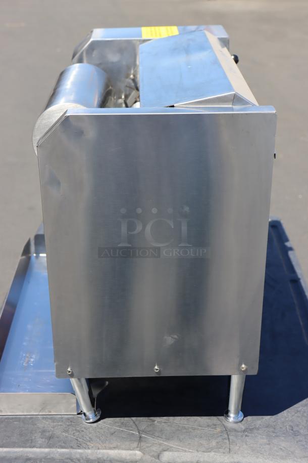 Brand new Avantco BT18A vertical contact bun toaster, 1600W, 120V, with minor scratches and dents, S/N: 2900324184BT18A.