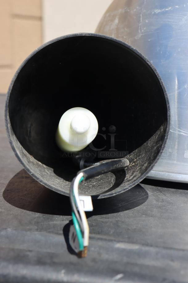 Brand new ServIt HLS85SS heat lamp with scratch-and-dent round dome shade, stainless steel; serial: HLS852022120060.