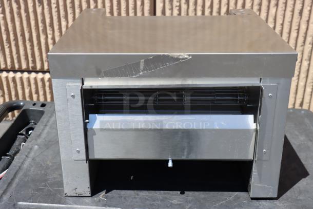 Brand new Vollrath CVT4-208900 conveyor toaster, 208V, 3600W, 1 1/2"-3" opening. Visible dent on top.