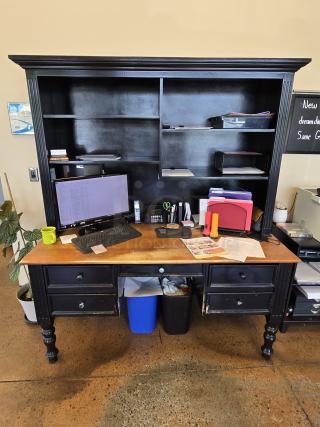 OUTSTANDING!! Wooden Office Computer Desk, With 4 Shelfs And 5 drawers