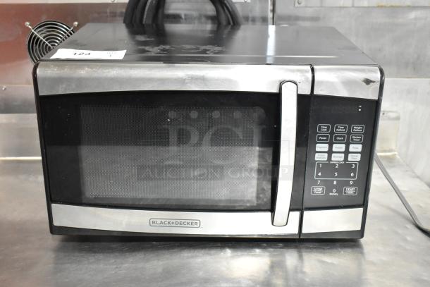 2018 Black & Decker EM925AZE-P Countertop Microwave Oven w/ Plate. 120 Volts, 1 Phase. - Image 1 of 9