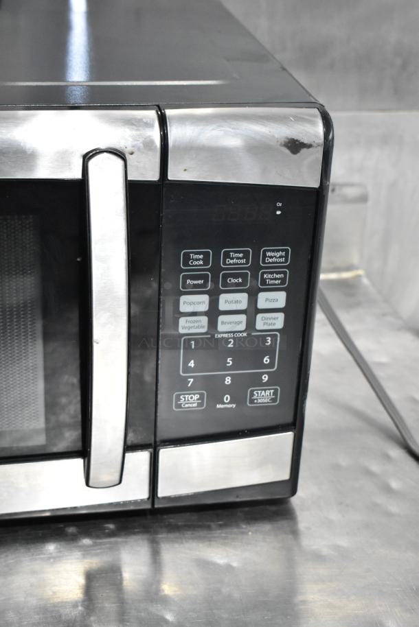 2018 Black & Decker EM925AZE-P Countertop Microwave Oven w/ Plate. 120 Volts, 1 Phase. - Image 4 of 9
