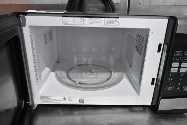 2018 Black & Decker EM925AZE-P Countertop Microwave Oven w/ Plate. 120 Volts, 1 Phase. - Image 5 of 9