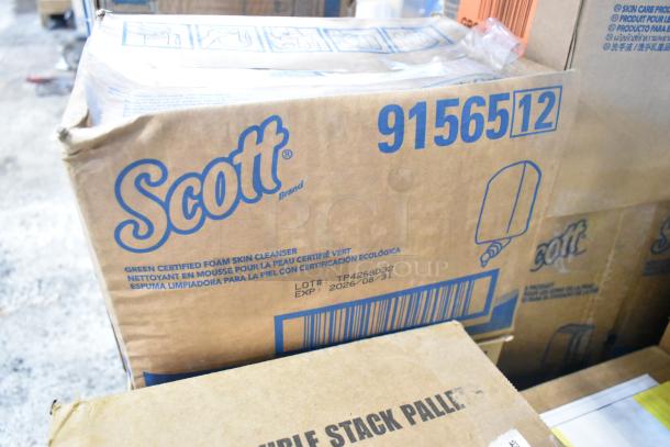 Cardboard box with Scott brand logo, containing Green Certified Foam Skin Cleanser. Lot: TP4268D32, Exp: 2026/08/31.