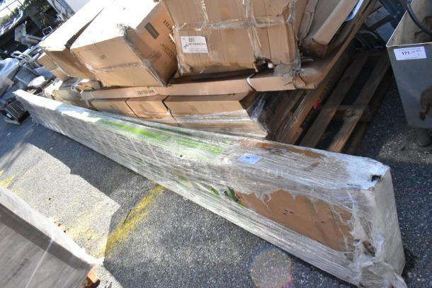 BRAND NEW SCRATCH AND DENT! Little Giant 89717840 HyperLite SumoStance 40' Type 1A Green Fiberglass Extension Ladder 17840 - 300 lb. Capacity - Image 1 of 3
